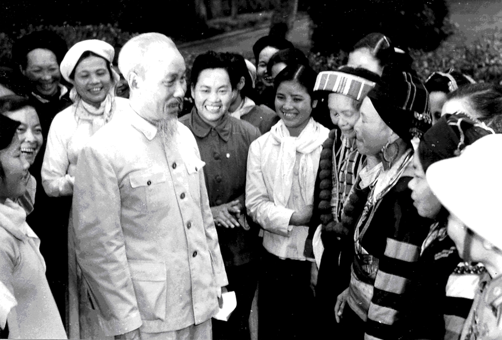 Bác Hồ cùng đồng bào