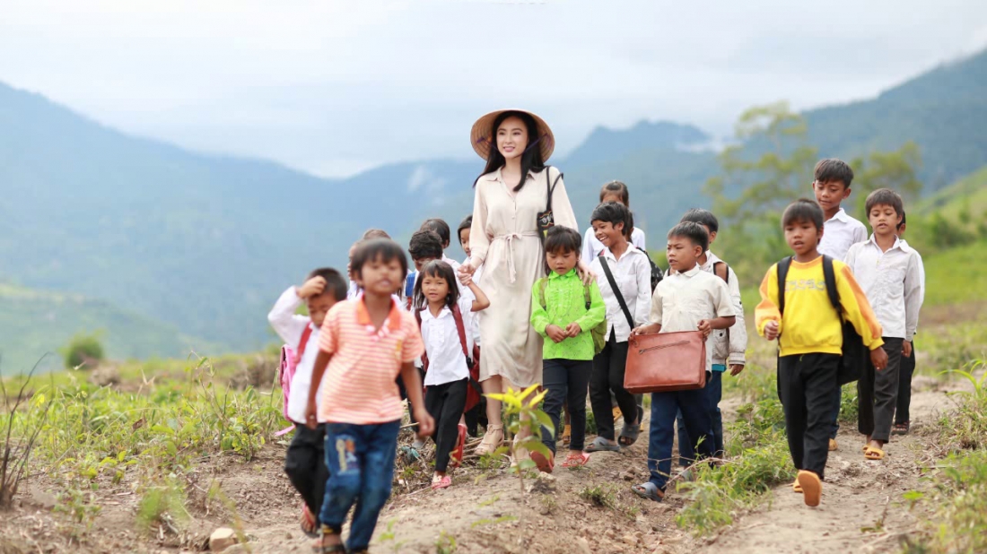 Là tiểu thư nhà giàu, từng đi du học nước ngoài nhưng Phong Linh lại tình nguyện đến dạy học tại ngôi trường ở vùng Tà Lung nghèo khó.