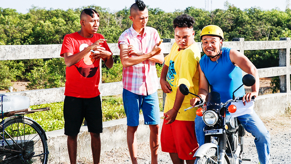 Ba chàng bạn thân của cô là Bền, Gừng, Mành cũng chịu không ít áp lực từ gia đình