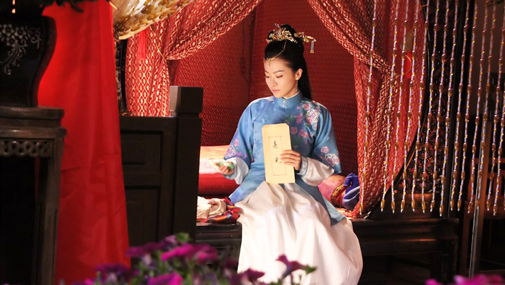 Từ đó những câu chuyện hài hước của đôi oan gia bắt đầu và những bí mật của ngày xưa dần được hé lộ...