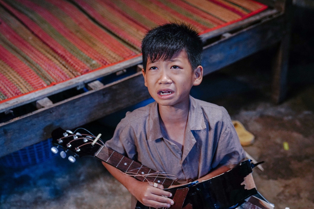 Á quân Giọng Hát Việt Nhí 2018 Nguyễn Minh Chiến vào vai Cu – một cậu bé nghèo có giọng hát thiên bẩm.