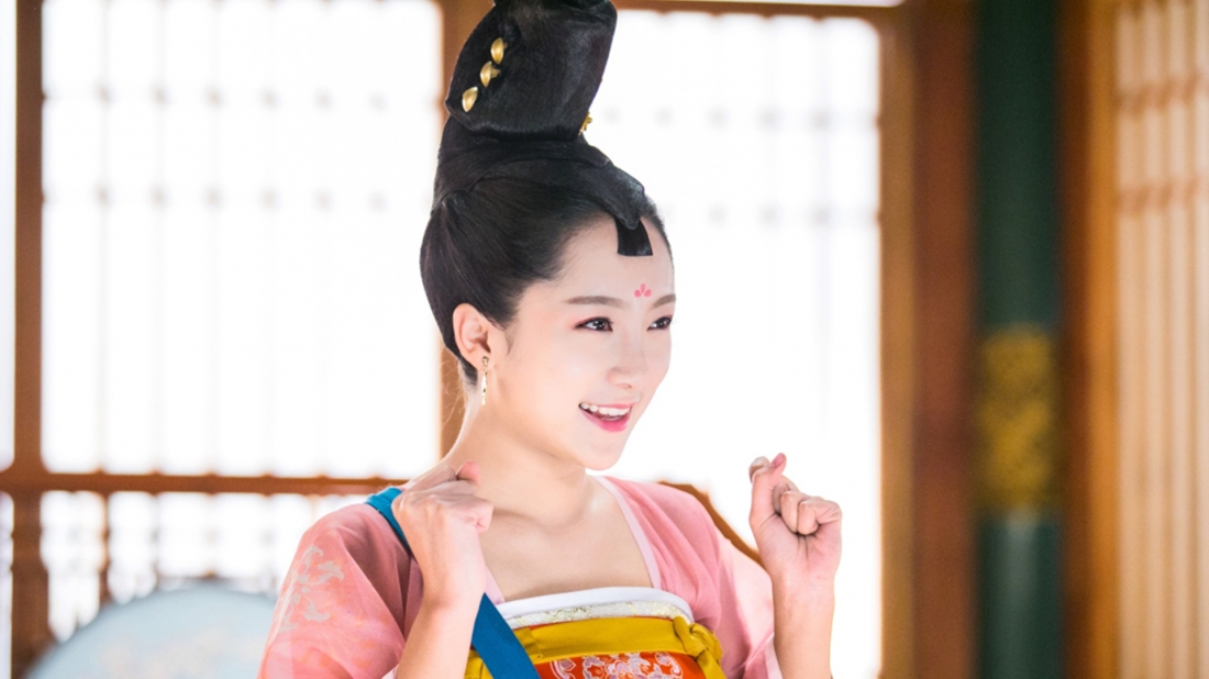 Khúc Tần Nương Nương cực kỳ háu ăn và rất nhạy bén với mùi thức ăn, mang đến nhiều pha ''tấu hài'' cực mạnh.