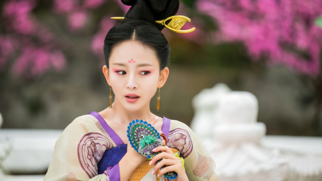 Ngôn Phi Nương Nương sắc sảo, xinh đẹp, chuyên chế tạo những đồ vật thú vị trong cung.