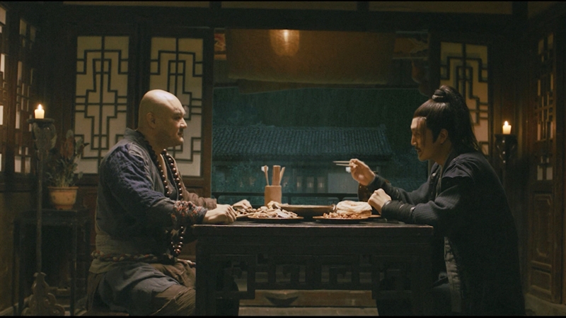 Hai huynh đệ Lỗ Trí Thâm và giáo đầu Lâm Xung đang ngồi uống rượu vừa bàn chuyện với nhau.