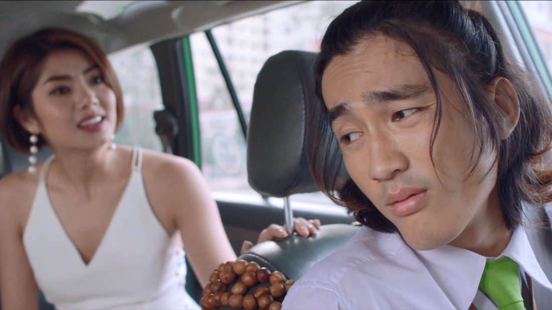 Người cô chọn vô tình là một tài xe taxi nghèo, thật thà và vô cùng ngây ngô - Hòa.