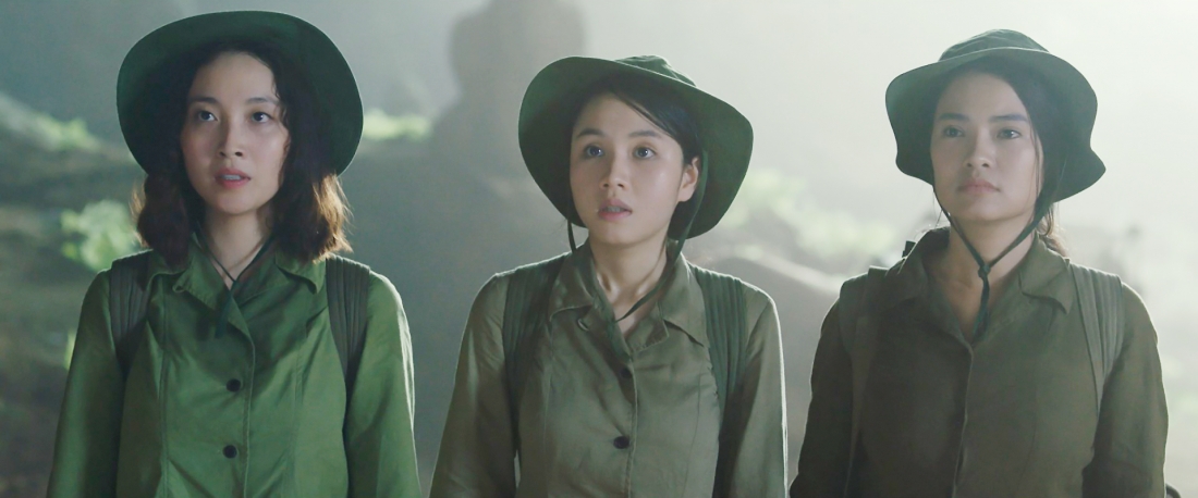 Ba nữ chiến sĩ xinh đẹp: Mùi, Phượng và Tuyết Lan.