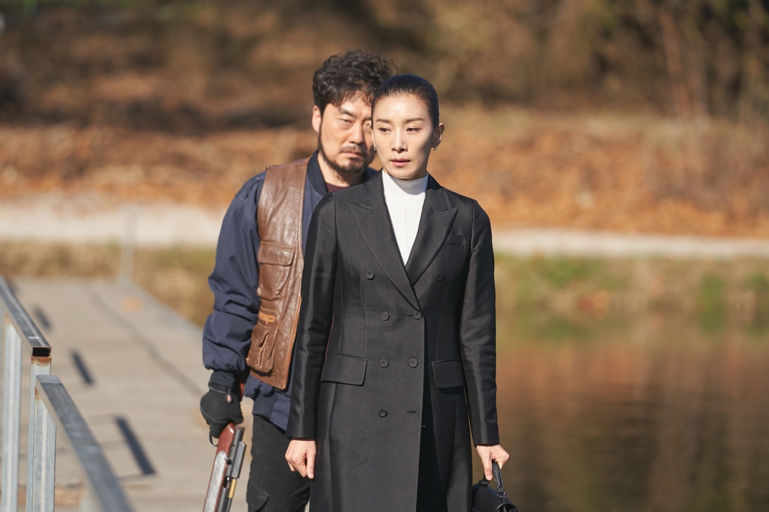 Xuất hiện trong hai phim truyền hình đình đám Hàn Quốc là Sky Castle (2018) và Mine (2021), nữ diễn viên Kim Seo Hyung ghi dấu ấn bằng tạo hình gai góc, diễn xuất linh hoạt.