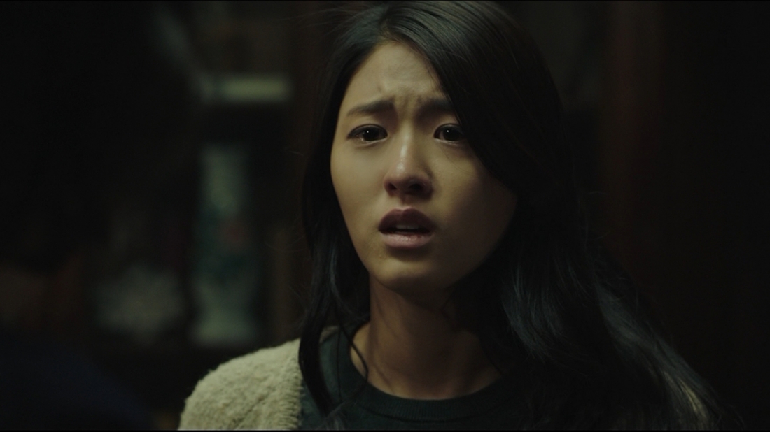 Eun-hee là con gái của kẻ sát nhân, cô thường xuyên bị người cha mắc chứng đãng trí hiểu nhầm và nhiều lần bóp cổ cô.