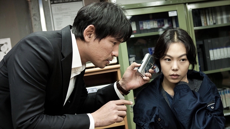 Lee hợp tác với các nhà báo đồng nghiệp Sung Hyo-kwan và Son Jin-ki để theo đuổi sự thật.