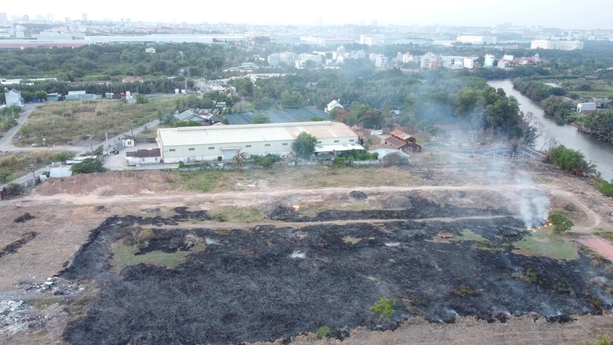 TPHCM: Cháy Cỏ Trong Khu Công Nghệ Cao, Tàn Tro Bay Vào Nhà, Người Dân Bức Xúc