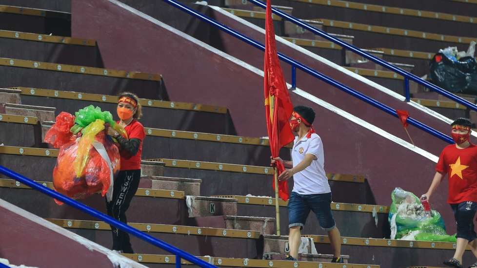 U23 Việt Nam Thắng U23 Myanmar 1-0, Sau Chiến Thắng Người Hâm Mộ Dọn Rác Và Áo Mưa Trên Sân Việt Trì